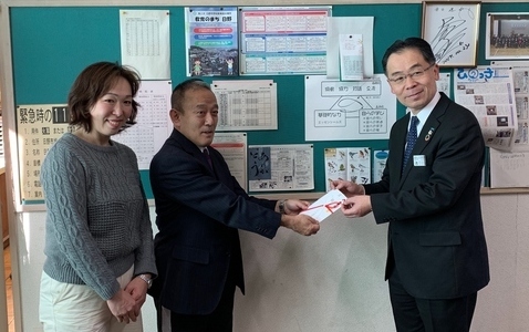 (写真)寄付の様子