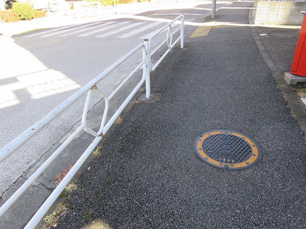 写真:歩道上の消火栓