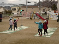 4歳児ぞう組が横断歩道をわたる練習をしているところ