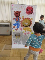 写真：穴の開いたボードにボールを投げ入れます