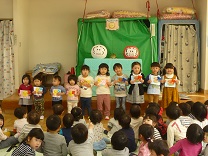 写真：誕生カードをもって、集合写真