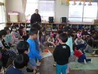 お別れのプレゼントを渡しているところ