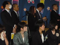 卒園式スライドショーを見ている様子