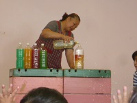 水をそそぐと中の水の色が変わる不思議なペットボトルの写真