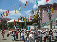 こいのぼりを見て喜んでいる写真