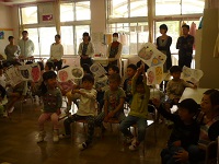 みんなで作ったお話を発表している写真