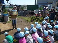 せせらぎ農園の方に紙芝居を読んでもらっている写真