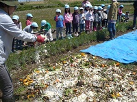 せせらぎ農園で土づくりの話を聞いている写真