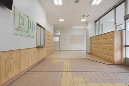 写真:日野第二中学校玄関