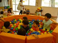 夏まつりのボールプールの写真