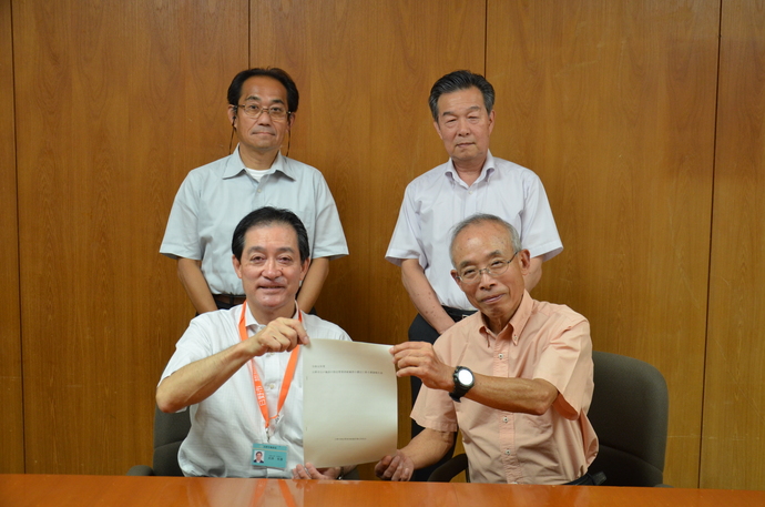 写真:市民委員より市長へ報告書手渡し