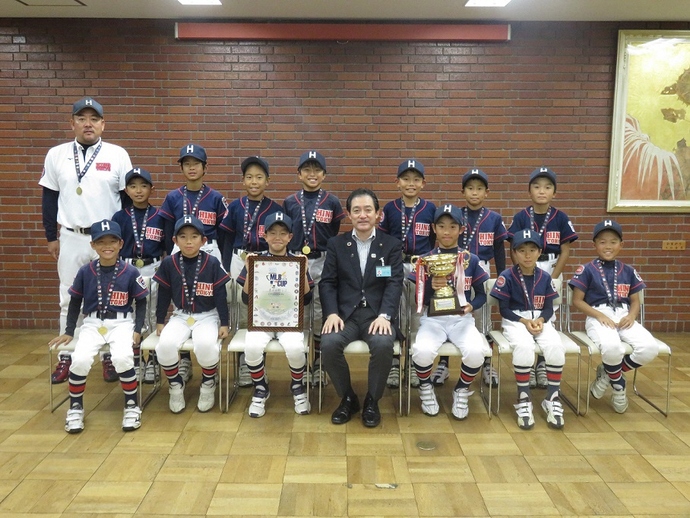 写真:東京日野リトルリーグのみなさんと市長