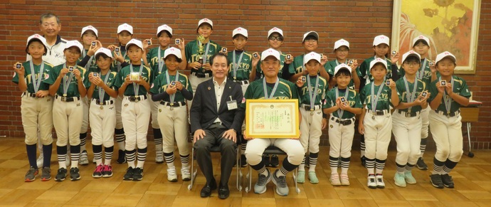 市長と日野ドリームズの皆さまの写真