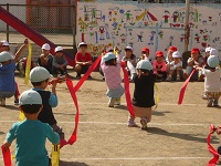 第八小学校の1年生によさこい踊りを披露している写真