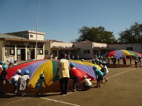 第五幼稚園と一緒にパラバルーンをしている写真