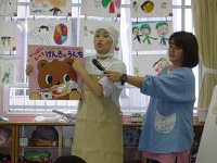 栄養士による仕掛け絵本の写真