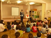 おまわりさんから交通ルールの説明を聞いている写真