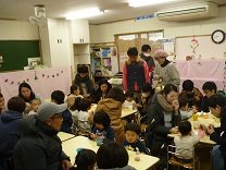 写真：家族でおやつを食べている