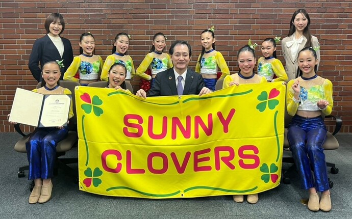 写真:サニークローバーズの皆様と市長