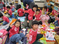 お弁当を食べている写真