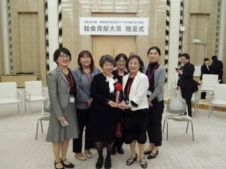 写真:贈呈式後の集合写真