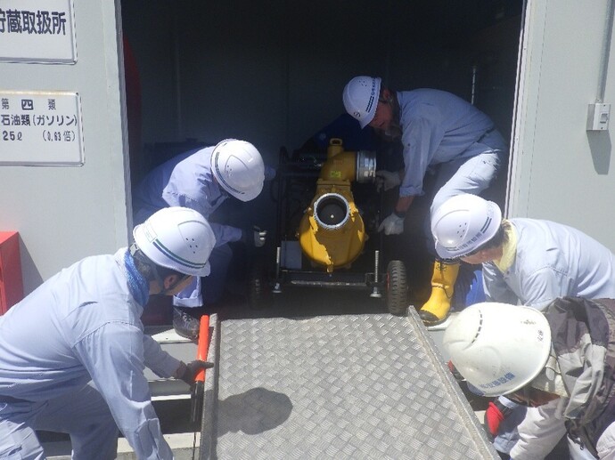 ポンプ訓練の様子の写真1