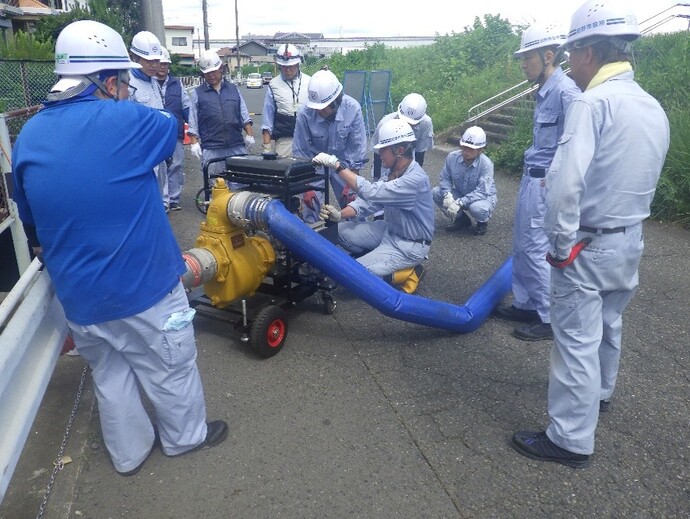 ポンプ訓練の様子の写真6