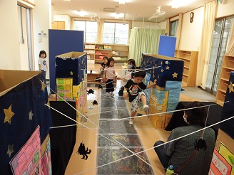 3歳児がスパイダーマンごっこをしている様子の写真