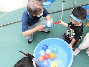 2歳児ガヨーヨーをすくっている様子の写真