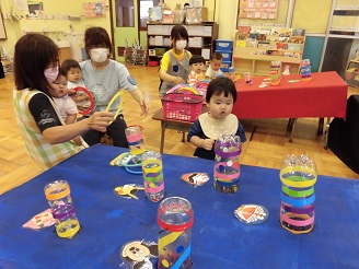 0歳児のわなげの様子の写真