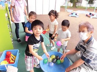 3歳児がヨーヨー釣りをしている様子の写真