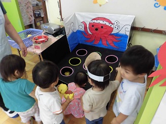 1歳児がたこ焼きゲームをしている様子の写真