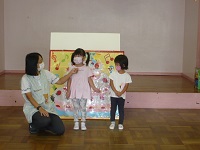 3歳児こあら組の誕生児をお祝いしている写真