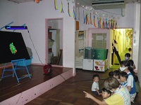 1歳児りす組が七夕のブラックシアターを見ている写真