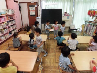 2歳児クラス誕生会の様子の写真