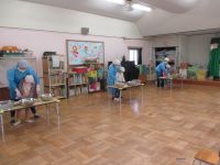 調理している子どもの写真