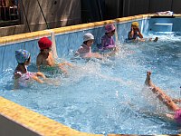 バタ足をするきりんぐみの写真