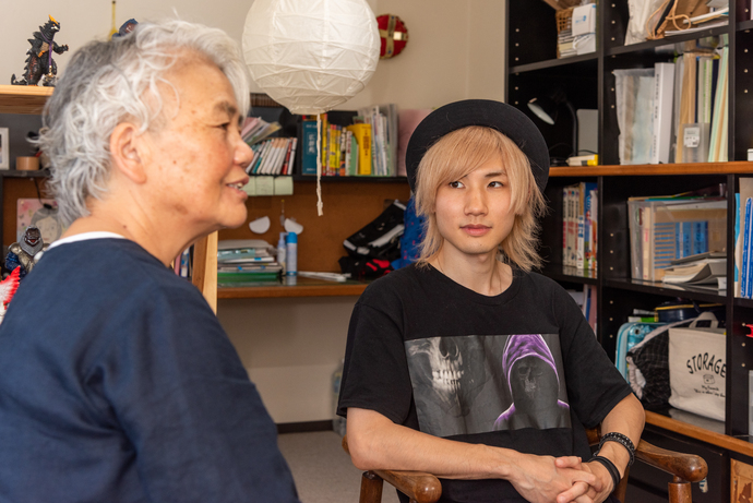 写真:話す里親を見つめる元里子