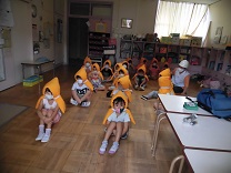 写真：お迎えを待つ5歳児