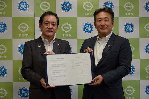 写真:協定締結後の大坪市長と多田社長