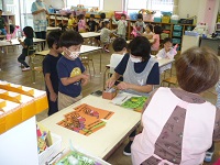 4歳児ぞう組がラッキーチャンスデーでプログラムを選んでいる写真