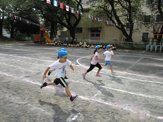 力いっぱい走る様子の写真