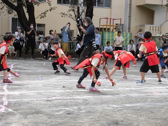 かっこよく「よさこいソーラン」を踊る様子の写真