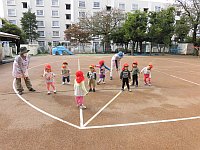 1歳児が体操をしている写真