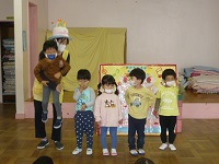 3歳児こあら組の誕生児がお祝いの歌を歌っているところ