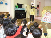 3歳児こあら組が手品を見ている写真