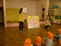 4歳児ぞう組が手品を見ている写真