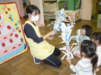 2歳児うさぎ組が手品を見ている写真