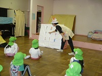 5歳児らいおん組が手品を見ている写真