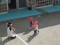 1歳児りす組がかけっこをしている写真